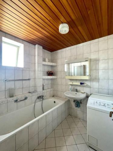24 König-Wilhelmstraße Bad (Unrenoviert)