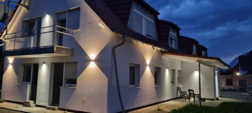Außenansicht bei Nacht (Renoviert)